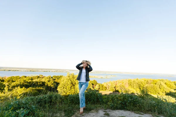 Mujer Joven Mirando Pintoresco Paisaje Montañas Llanuras — Foto de Stock