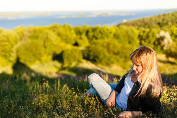 Молодая Женщина Смотрит Живописный Пейзаж Гор Равнин — стоковое фото