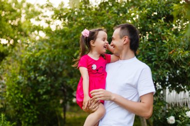 Mutlu neşeli genç baba küçük kızı orchard bahçede eğleniyor ile