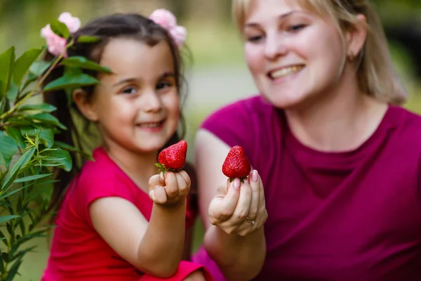Літній Портрет Щасливої Матері Маленької Дочки Полуницею Зеленому Красивому Парку — стокове фото