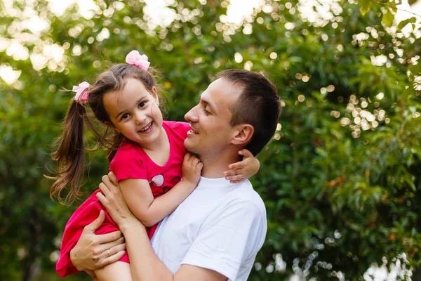 快乐的年轻父亲与他的小女儿在果园花园乐趣 — 图库照片