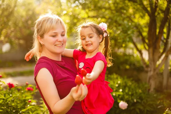 Щаслива Мати Дочка Розважаються Їдять Полуницю Сонячному Саду — стокове фото