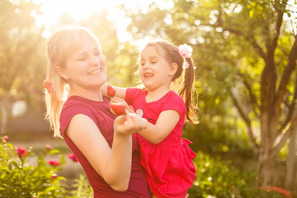 Feliz Madre Hija Divirtiéndose Comiendo Fresas Jardín Huerto Soleado — Foto de Stock