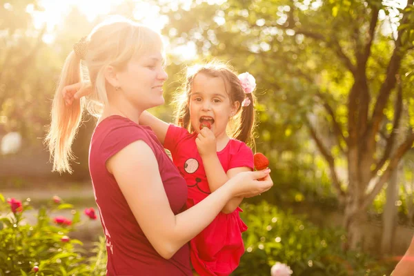 Glückliche Mutter Und Ihre Tochter Haben Spaß Beim Erdbeeressen Sonnigen — Stockfoto