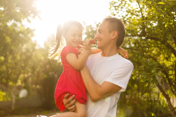 幸せな笑顔若い父と娘が公園で遊んで — ストック写真