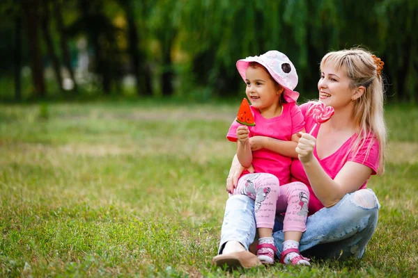 Mutter Und Tochter Spielen Und Essen Sommer Park — Stockfoto