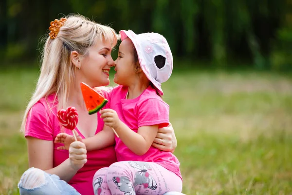 Young Beautiful Mother Her Adorable Curly Baby Daughter Eating Water — Stock Photo, Image