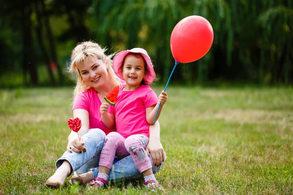 Moeder Dochter Zijn Park Zonnige Kleurrijke Dag Eten Lollipop — Stockfoto