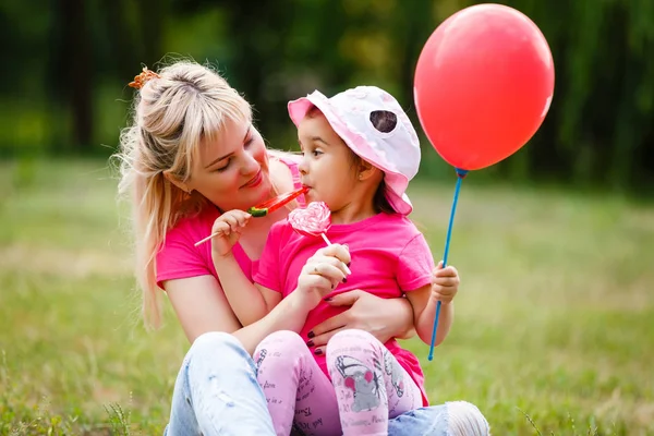 Mother Daughter Playing Eating Sweets Summer Park — Stock Photo, Image