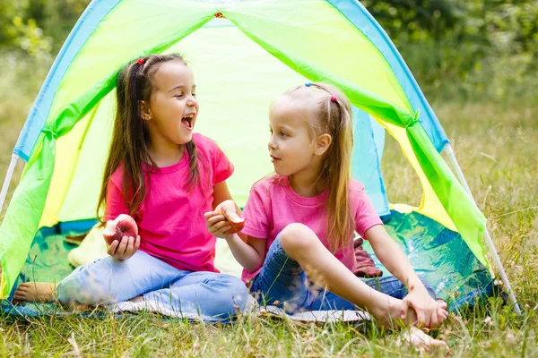 Két Kislány Eszik Őszibarack Egy Sátor Park — Stock Fotó