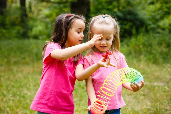 Little Girls Plays Spring Spinner Green Grass — Stock Photo, Image