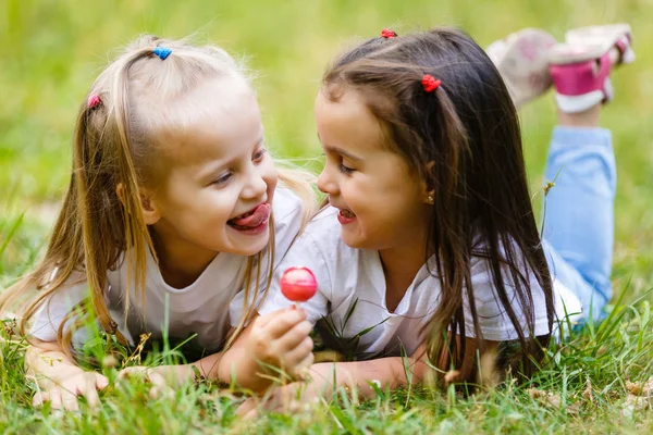 Дві Маленькі Дівчата Розслабляються Їдять Льодяник Парку — стокове фото