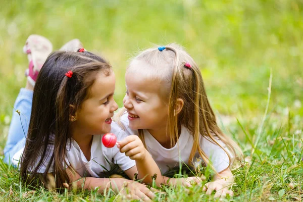 Дві Маленькі Дівчата Розслабляються Їдять Льодяник Парку — стокове фото