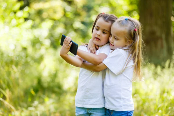Dvě Malá Hihňavá Děvčátka Udělat Selfie Smartphone — Stock fotografie