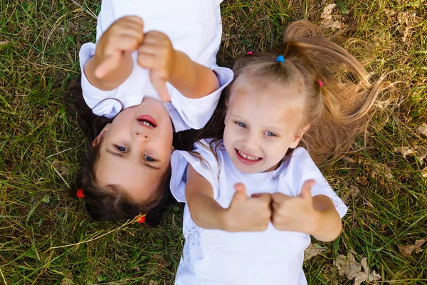 Deux Petites Filles Shirts Blancs Allongent Sur Herbe Dans Parc — Photo