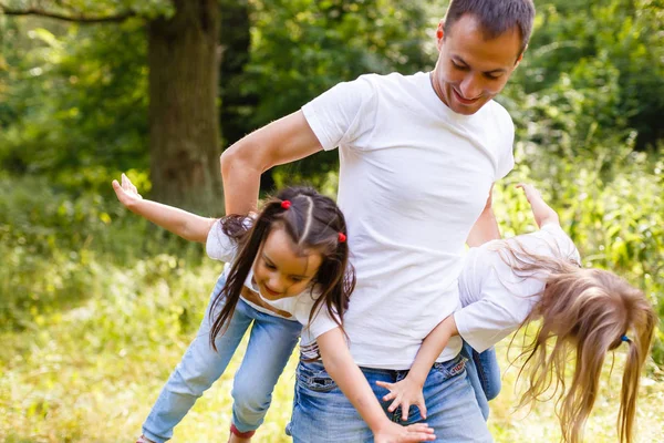 Feliz Padre Divirtiéndose Con Sus Dos Hijas Parque Verde — Foto de Stock