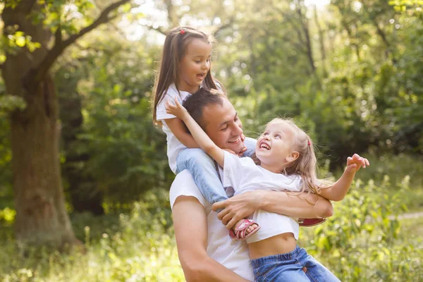 Glücklicher Vater Hat Spaß Mit Seinen Beiden Kleinen Töchtern Grünen — Stockfoto