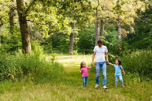 Щасливий Батько Тримає Руки Двох Маленьких Дочок Ходять Зеленому Парку — стокове фото