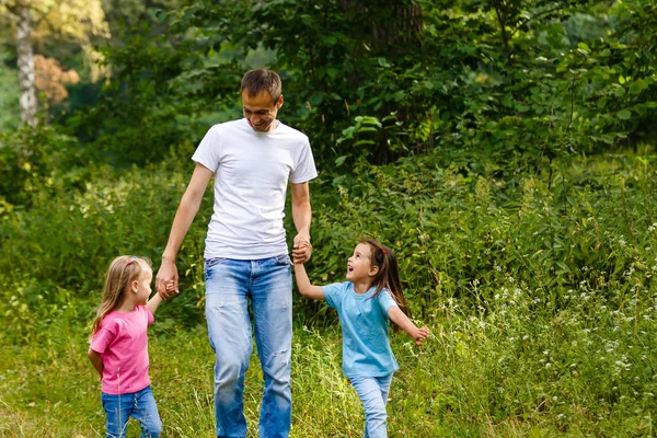 Mutlu Baba Yeşil Park Yürüyordunuz Iki Küçük Kız Elele — Stok fotoğraf