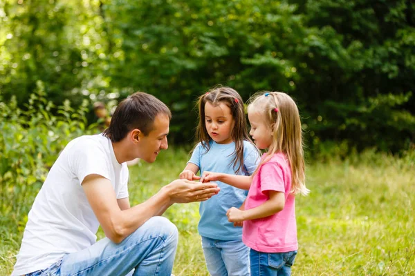 緑豊かな公園で彼の小さな娘と遊ぶ父 — ストック写真