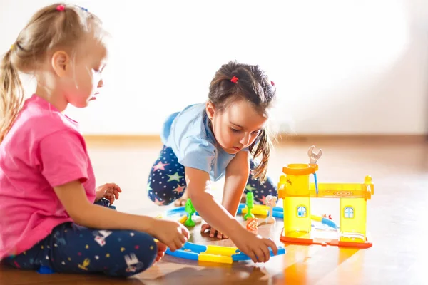 Twee Kleine Meisjes Spelen Met Kleurrijke Kunststof Cijfers Plezier Zittend — Stockfoto