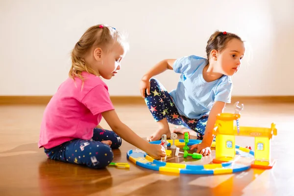 Två Små Flickor Leker Med Färgglada Plast Siffror Och Roligt — Stockfoto