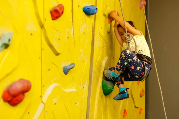 Kleines Mädchen Klettert Gelber Felswand Drinnen — Stockfoto