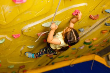 Küçük kız spor salonu açık dağcılık içinde artan