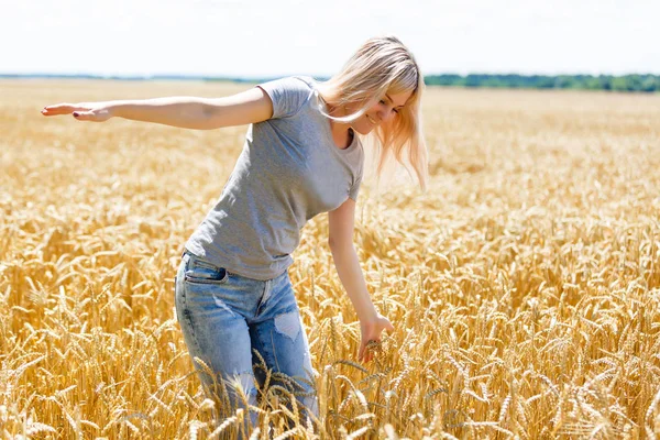 Menina Colocou Mãos Campo Trigo — Fotografia de Stock