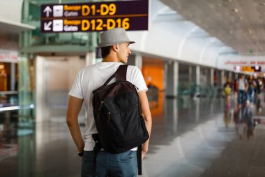 Gezgin adam şapka sırt çantası ile Havaalanı terminal