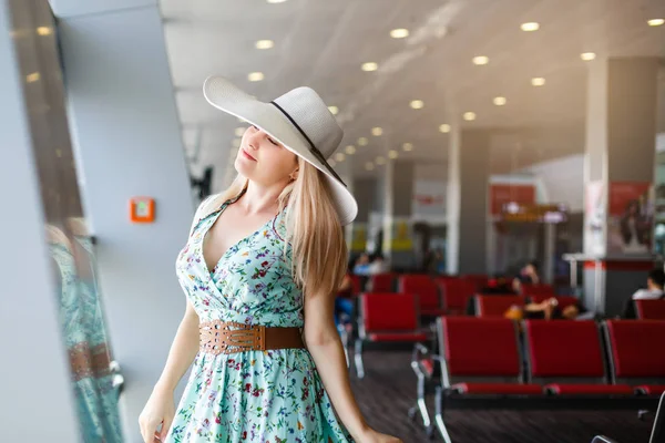 Mujer Joven Sombrero Está Mirando Por Ventana Los Aviones Esperando —  Fotos de Stock