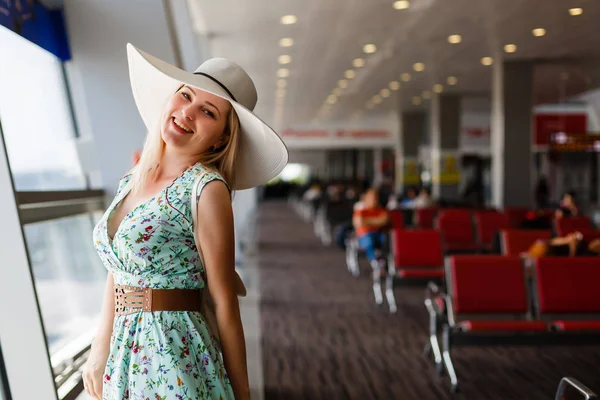 快乐的女孩在门口的帽子等待在终端 航空旅行概念与年轻的休闲女商人 国际机场美丽的年轻旅游女孩 — 图库照片