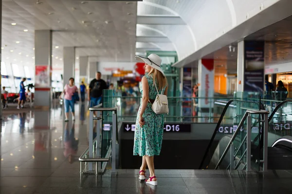 Девушка Шляпе Рюкзаком Путешествующая Аэропорту — стоковое фото