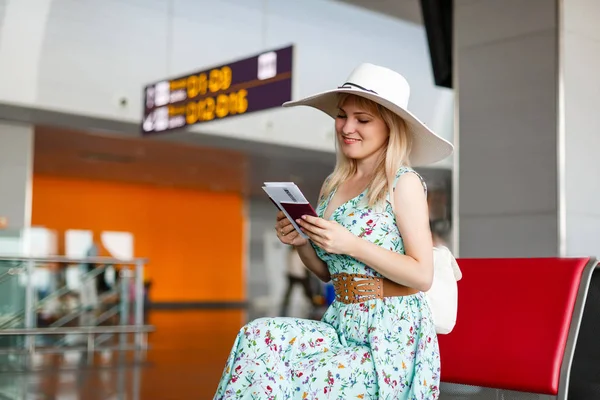 Una Joven Sentada Con Pasaporte Tarjeta Embarque Sala Espera — Foto de Stock