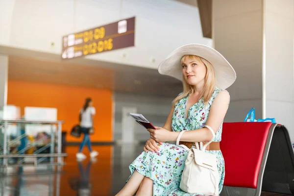 Mujer Joven Sentada Con Pasaporte Con Tarjeta Embarque Sala Espera — Foto de Stock