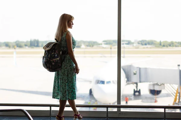 Las Vacaciones Están Empezando Mujer Joven Vestido Verano Con Mochila —  Fotos de Stock