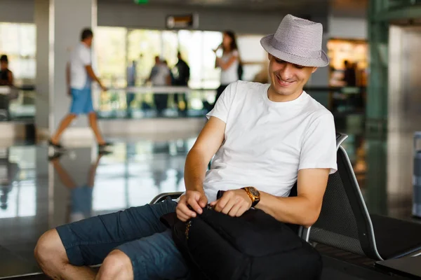 Человек Шляпе Сидит Зале Аэропорта — стоковое фото