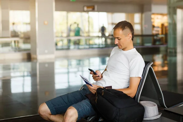 Retrato Hombre Guapo Sonriente Ropa Casual Sosteniendo Equipaje Mensajería Través — Foto de Stock