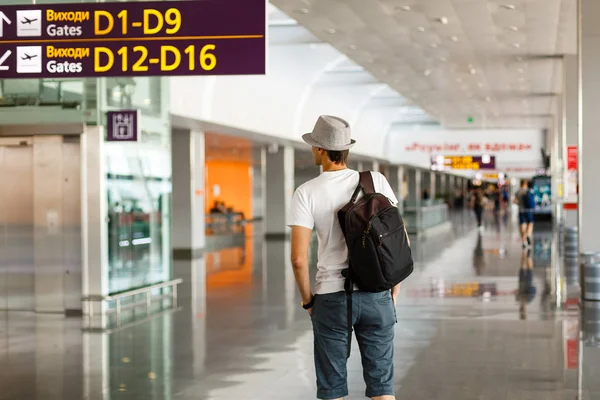 Человек Шляпе Аэропорту Деловые Поездки Пассажир Смотрит Табло Расписания — стоковое фото