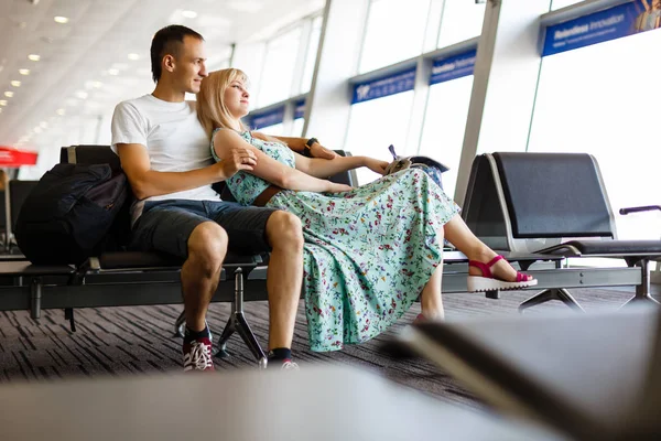 Young Couple Resting Chairs Waiting Room Airport Long Waiting Airplane — Stock Photo, Image