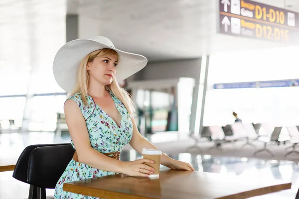 Χαρούμενη Γυναίκα Φορούσε Λευκό Καπέλο Κρατώντας Φλιτζάνι Καφέ Χωροθέτηση Καφετέρια — Φωτογραφία Αρχείου