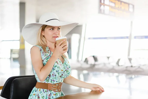 Mujer Alegre Con Sombrero Blanco Sosteniendo Taza Café Cafetería —  Fotos de Stock