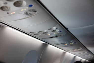 Modern yolcu uçak kabin detayları yolcu hizmet birimi paneli ışık Klima püskürtme uçlarını Sigara İçilmez tutturmak kemer işareti uçuş görevlisi çağrı düğmeleri iç detaylı görünümü kapatın kapalı