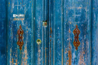 Mavi doku eski kapı paslı demir kancalı kırık