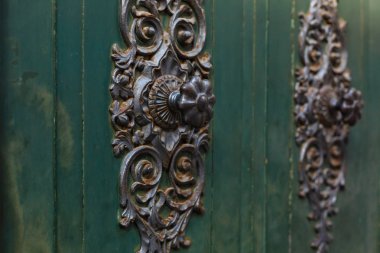 Güzel, süslü kapı tokmağı antika bir portal detay.