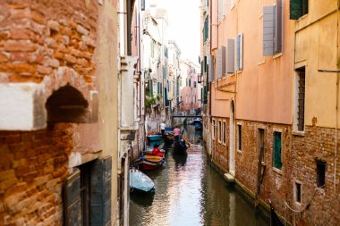 Gondolcu ile turist bir gondol Venedik, İtalya ve sakin kanallardan biri boyunca yelken