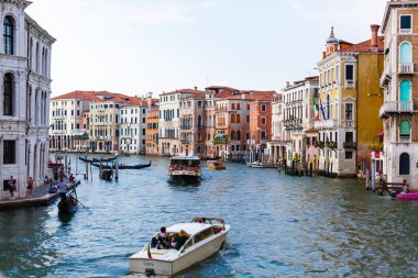 Venice, İtalya - 20 Temmuz 2017: Şair Venedik oynamaya. gondolcu yelken Venedik Karnavalı sırasında bir Venedik kanalına üzerinde. adam onun gondol Grand Canal, İtalya Tarih içinde
