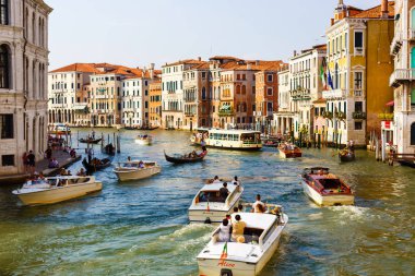 Venice, İtalya - 20 Temmuz 2017: Su taksileri Venedik'te büyük kanal boyunca yelken. Motorlu tekneler Venedik'teki ana ulaşım vardır. Santa Maria della Salute kilise uzakta.
