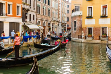 Venice, İtalya - 20 Temmuz 2017: Geleneksel Bacino Orseolo gondol Park yerinin arkasında Piazza San Marco, Venedik gondollarının eser.