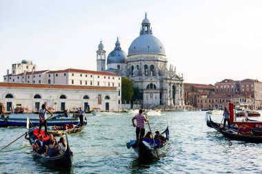 Venice, İtalya - 20 Temmuz 2017: Gondol üzerinde Canal Grande ile Basilica di Santa Maria della Salute arka planda, Venice, İtalya 